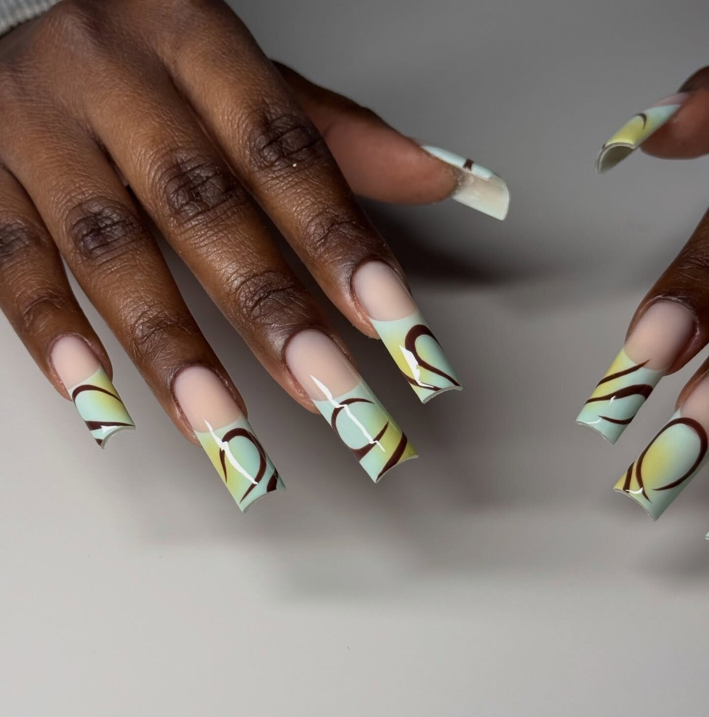 Nail art vert pastel aux lignes ondulées